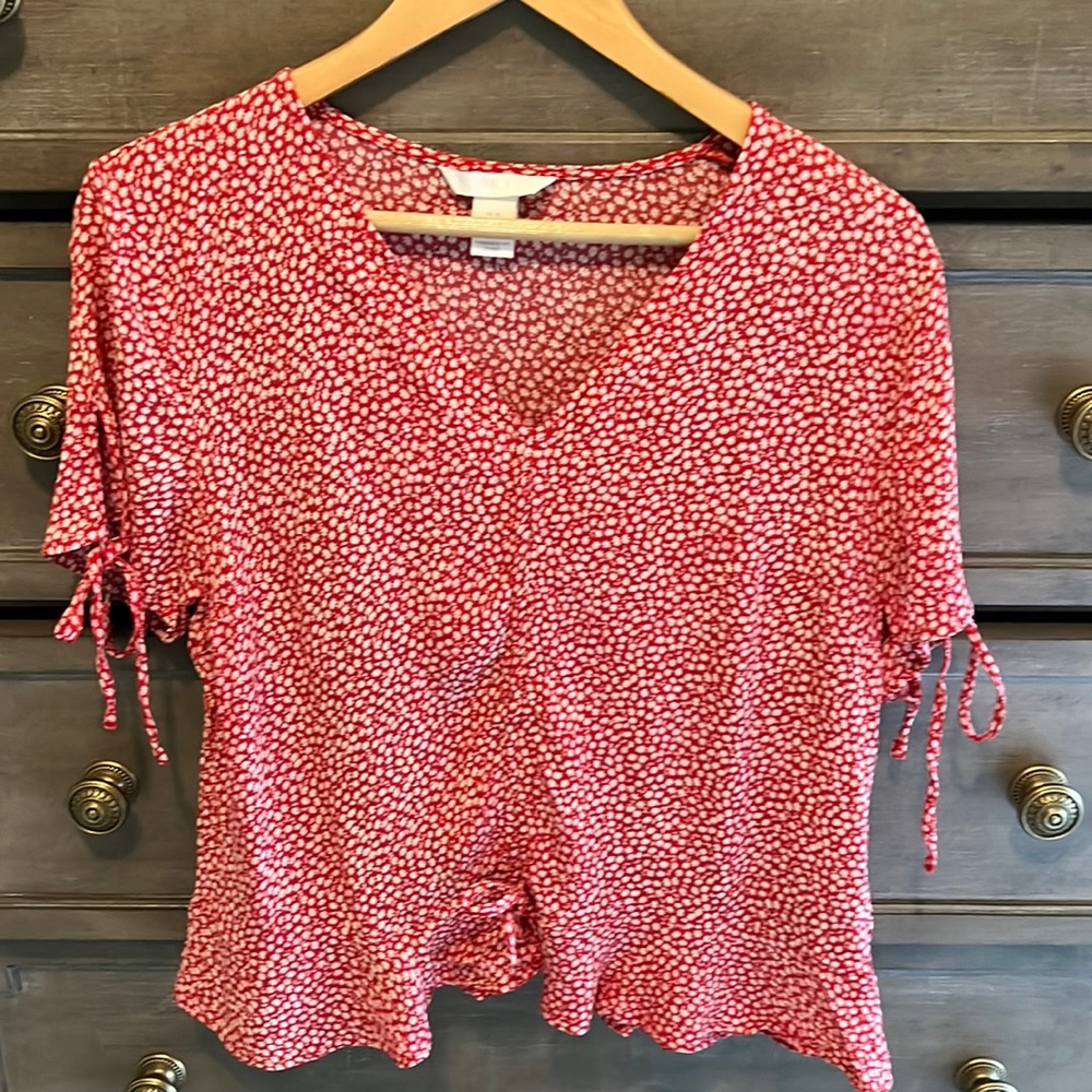 H&M woman’s top short sleeve.  Red and cream flower print. Size. 12